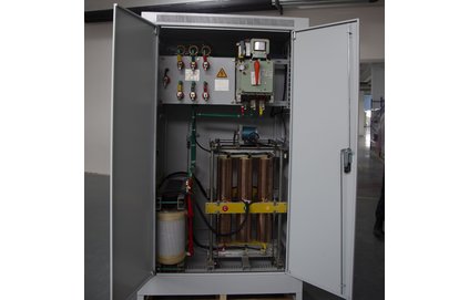 三相分調(diào)全自動補償式電力穩(wěn)壓器